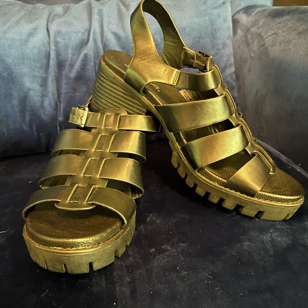 Soda sandals size 8
